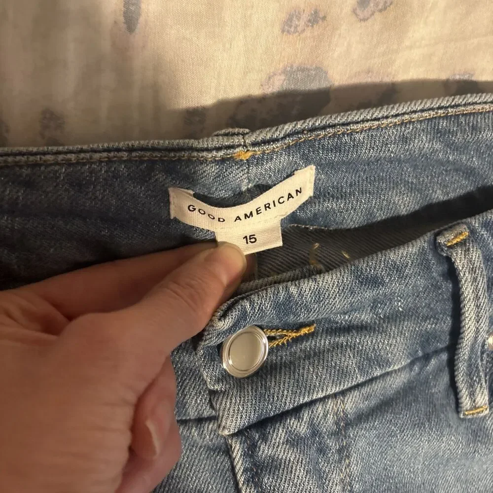 Good American Women’s Light Wash Distressed Jeans Size 15 Style GCC802T 1352